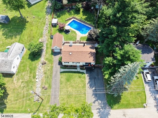 47 Summit Rd, Hamburg Boro, NJ 07419