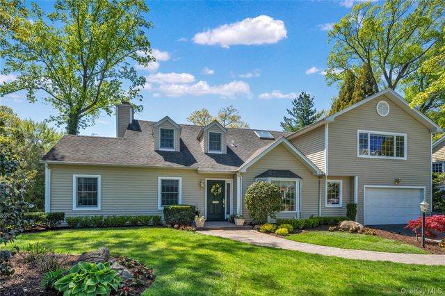 28 Old Field Lane, Great Neck, NY 11020
