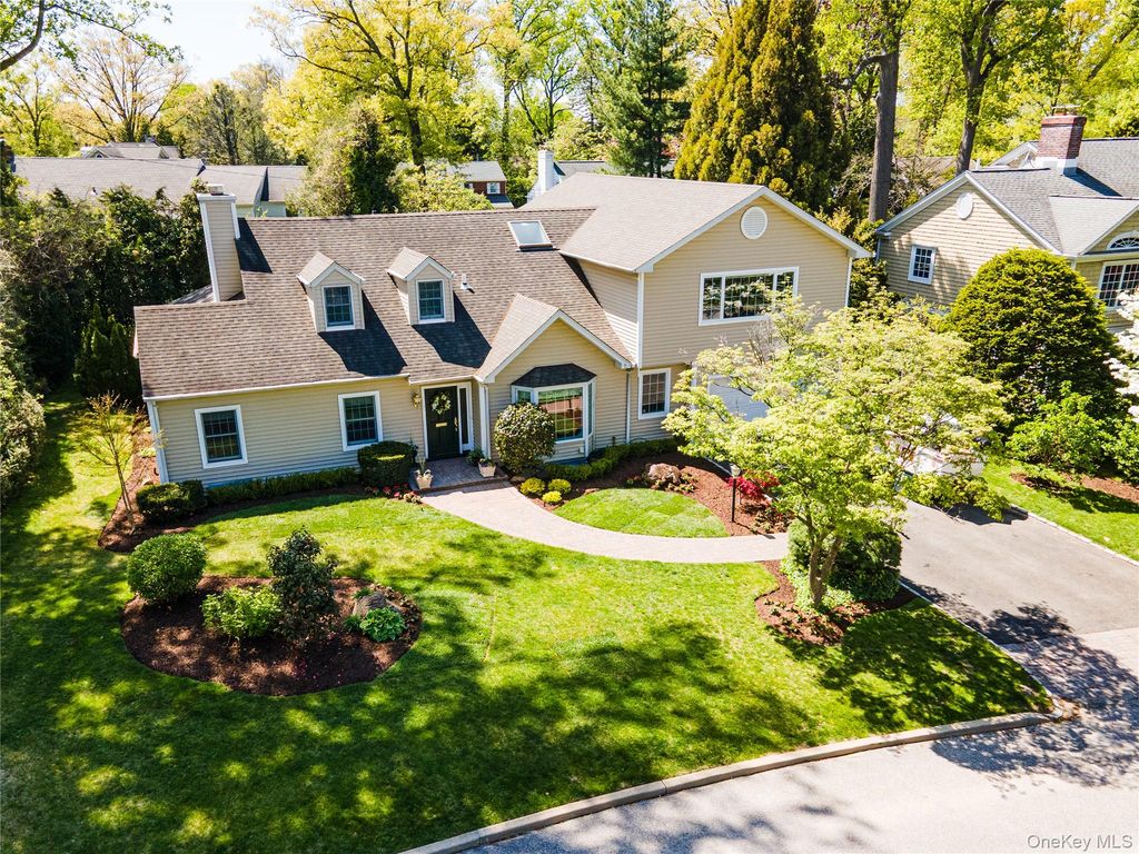 28 Old Field Lane, Great Neck, NY 11020