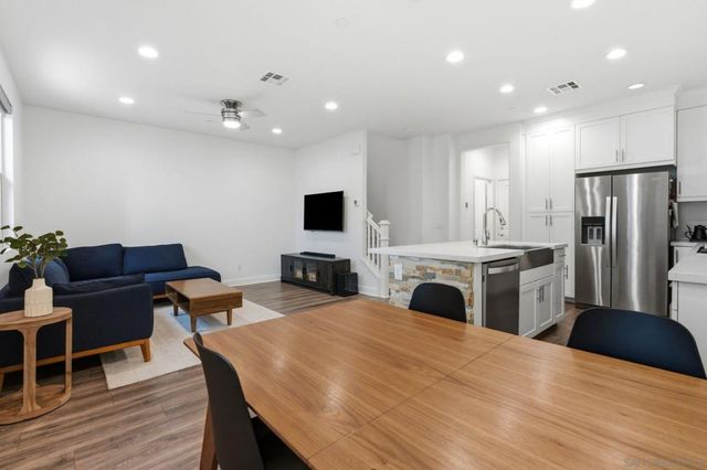 2464 Solara Lane, Vista, CA 92081