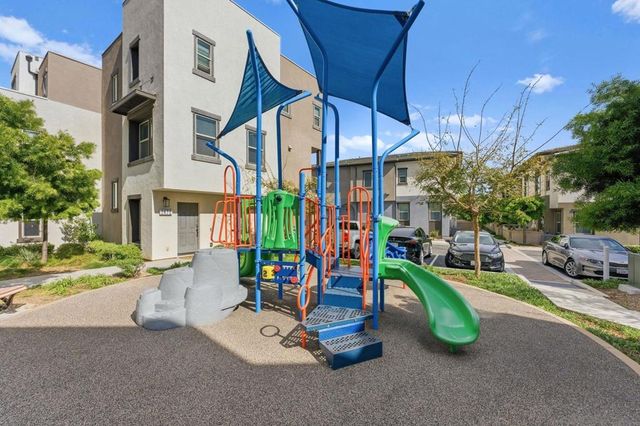 2464 Solara Lane, Vista, CA 92081