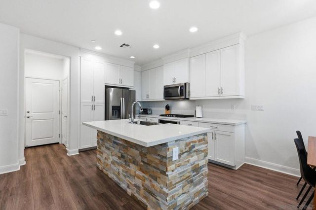 2464 Solara Lane, Vista, CA 92081