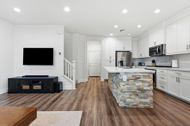 2464 Solara Lane, Vista, CA 92081