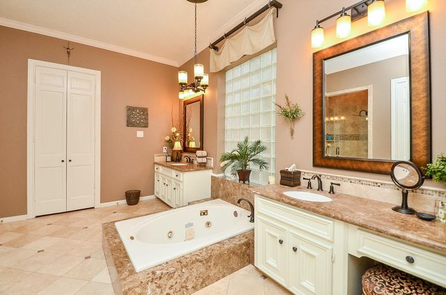 19 Ambleside Crescent Drive, Sugar Land, TX 77479