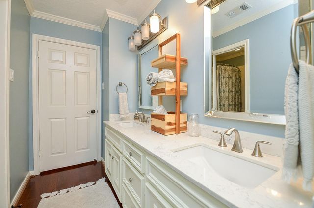 19 Ambleside Crescent Drive, Sugar Land, TX 77479