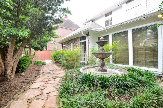 19 Ambleside Crescent Drive, Sugar Land, TX 77479