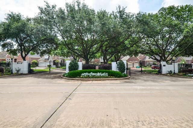 19 Ambleside Crescent Drive, Sugar Land, TX 77479