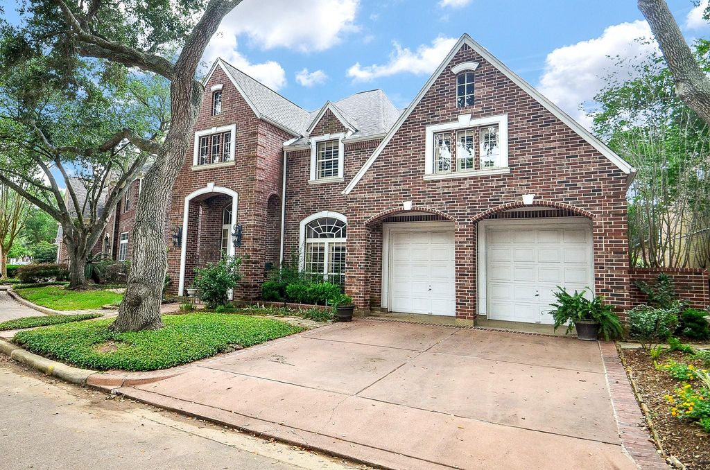 19 Ambleside Crescent Drive, Sugar Land, TX 77479