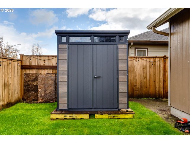 362 CAMRIN Loop, Creswell, OR 97426