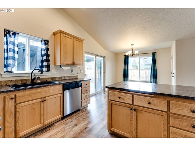 362 CAMRIN Loop, Creswell, OR 97426