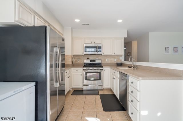 83 Laurelwood Ct, Rockaway Twp., NJ 07866