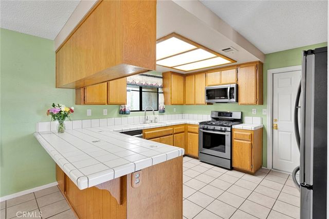 15185 Orange, Hesperia, CA 92345