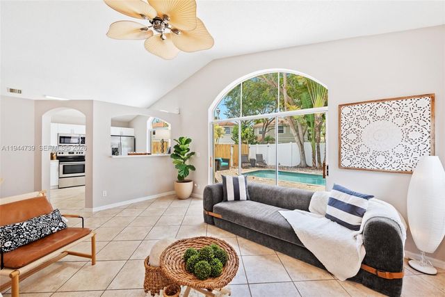 955 Azure Ln, Weston, FL 33326