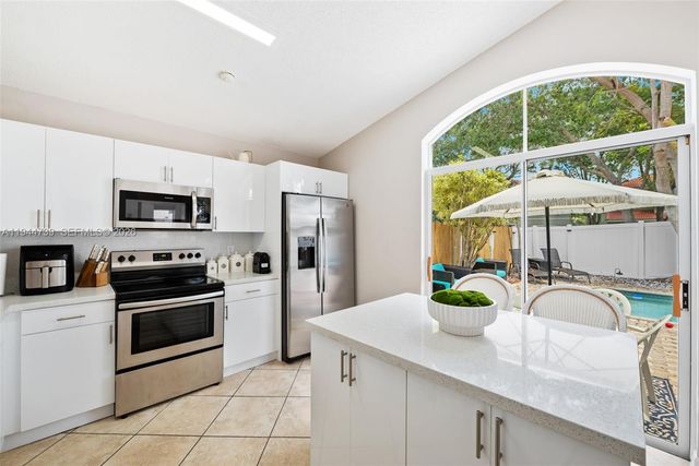 955 Azure Ln, Weston, FL 33326