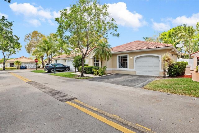 955 Azure Ln, Weston, FL 33326