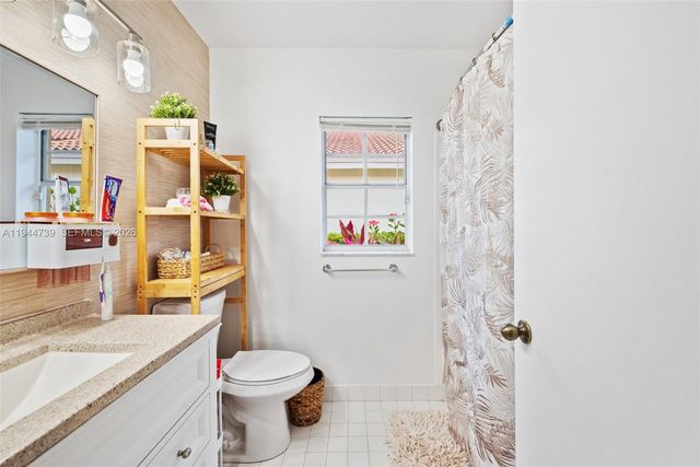 955 Azure Ln, Weston, FL 33326