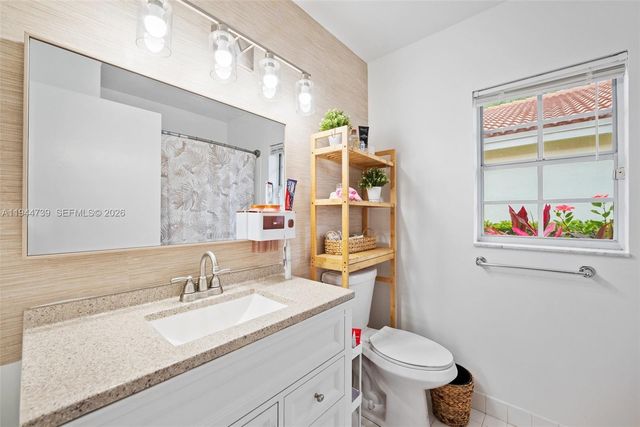 955 Azure Ln, Weston, FL 33326