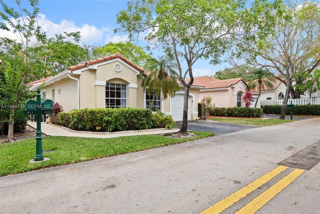 955 Azure Ln, Weston, FL 33326