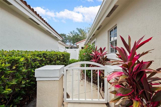 955 Azure Ln, Weston, FL 33326