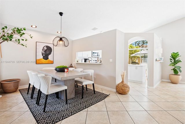 955 Azure Ln, Weston, FL 33326