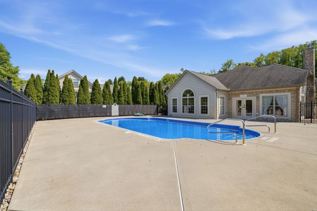 1008 St Andrews DRIVE, South Strabane, PA 15301