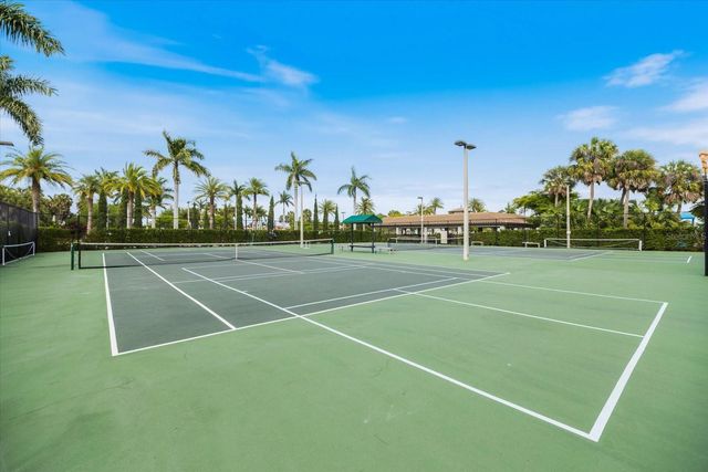 520 MARAVIYA BOULEVARD, Nokomis, FL 34275