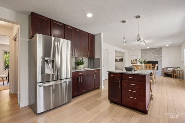 1982 E Roanoke Dr, Boise, ID 83712