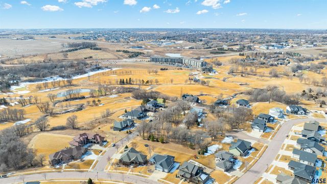 8601 N Torchwood Pl Place, Sioux Falls, SD 57110