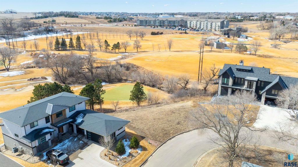 8601 N Torchwood Pl Place, Sioux Falls, SD 57110