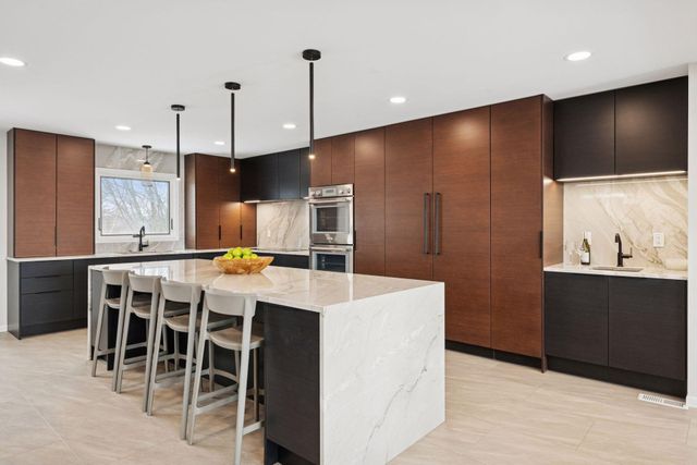 4652 Nine Oaks Circle, Bloomington, MN 55437