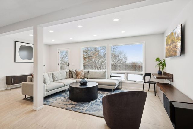 4652 Nine Oaks Circle, Bloomington, MN 55437