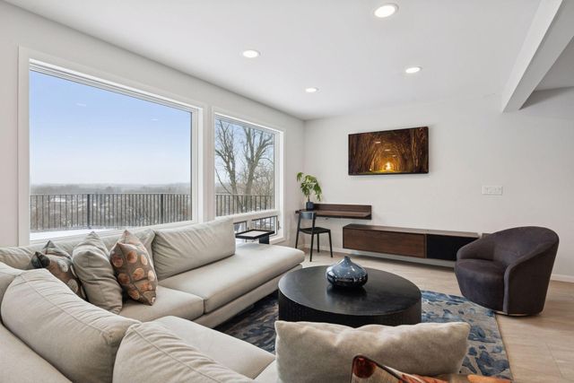 4652 Nine Oaks Circle, Bloomington, MN 55437