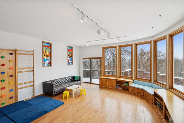 4652 Nine Oaks Circle, Bloomington, MN 55437