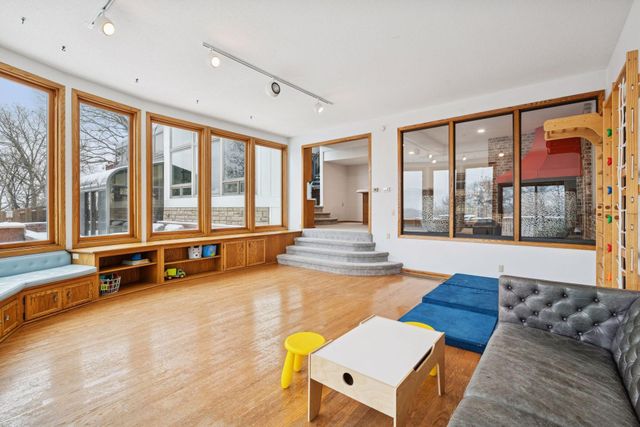 4652 Nine Oaks Circle, Bloomington, MN 55437