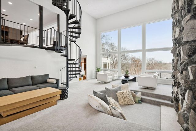 4652 Nine Oaks Circle, Bloomington, MN 55437