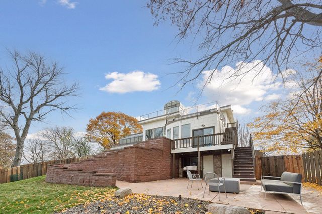 4652 Nine Oaks Circle, Bloomington, MN 55437