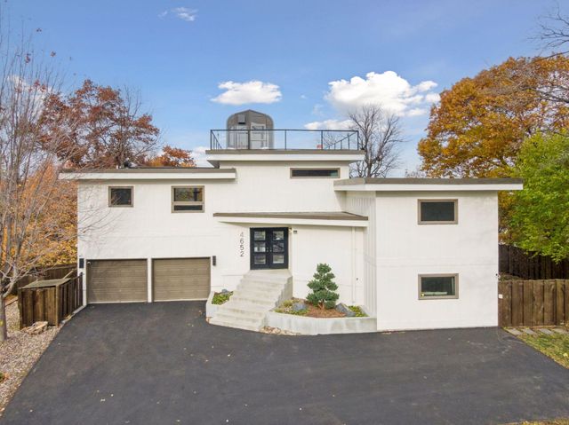 4652 Nine Oaks Circle, Bloomington, MN 55437