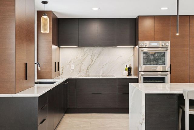 4652 Nine Oaks Circle, Bloomington, MN 55437