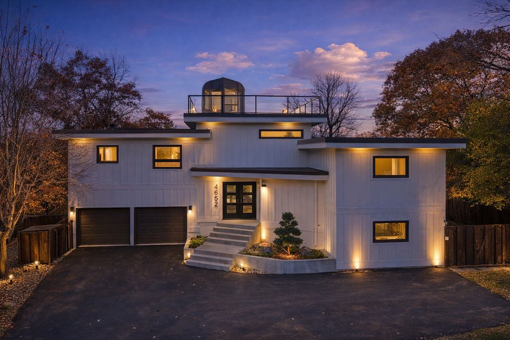 4652 Nine Oaks Circle, Bloomington, MN 55437