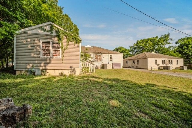860 Greenwood Ave, Clarksville, TN 37040