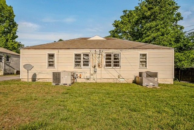860 Greenwood Ave, Clarksville, TN 37040