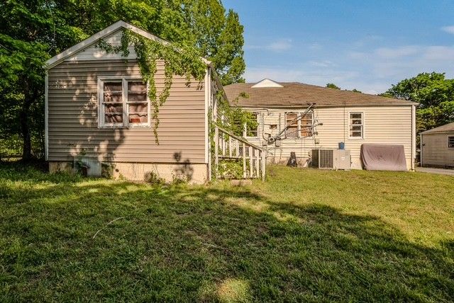 860 Greenwood Ave, Clarksville, TN 37040