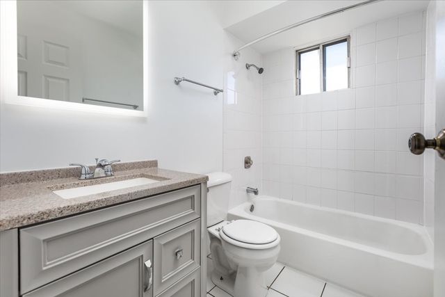 708 W 65th Street 5, Westmont, IL 60559