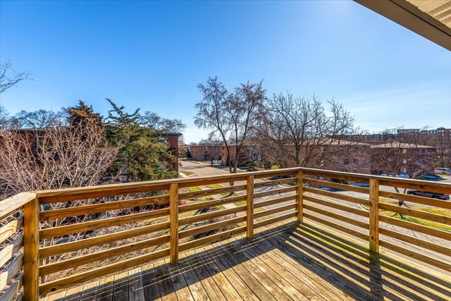 708 W 65th Street 5, Westmont, IL 60559