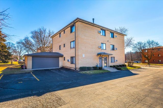708 W 65th Street 5, Westmont, IL 60559