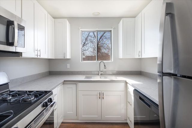 708 W 65th Street 5, Westmont, IL 60559