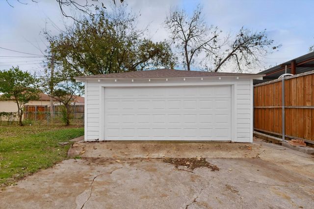 2812 San Medina Avenue, Dallas, TX 75228
