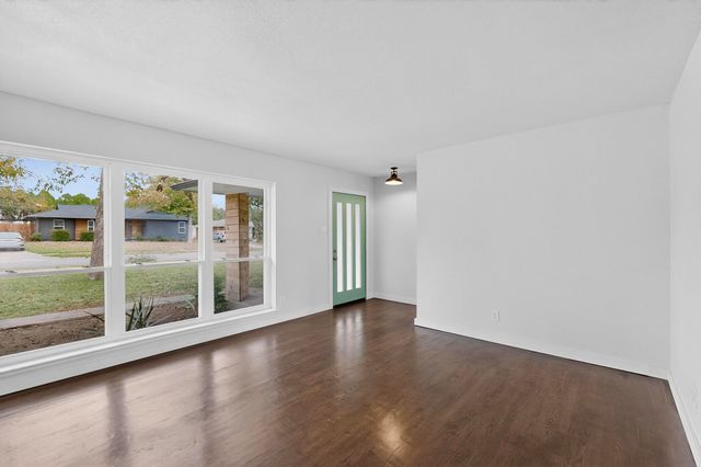 2812 San Medina Avenue, Dallas, TX 75228