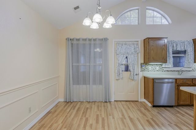 211 Faircrest Drive, Arlington, TX 76018