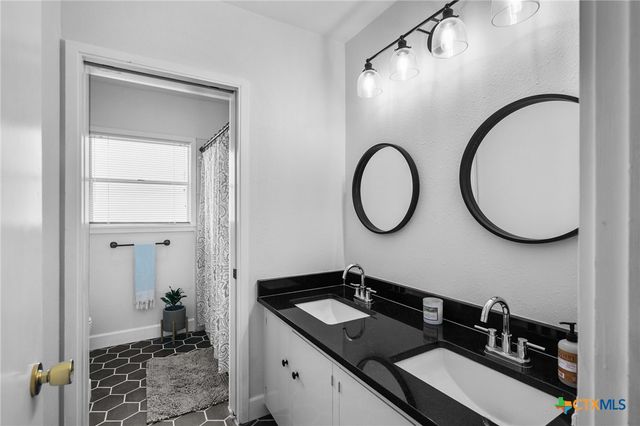 2506 Bon Aire Avenue, Victoria, TX 77901